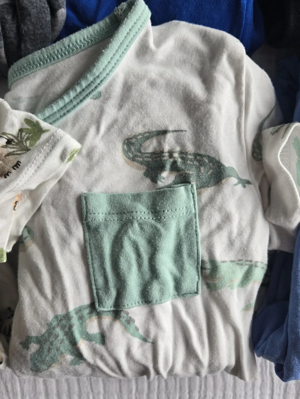 Kyte Baby Short Sleeve Pajamas in Crocodile — 3T | EUC